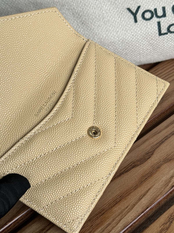 イヴサンローラン財布着用イメージ